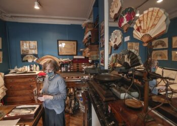 Endeudado Museo del Abanico en París recibe una mano