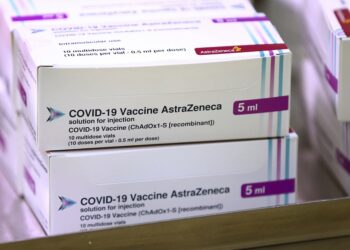 UE evalúa la vacuna de Oxford-AstraZeneca contra el COVID-19