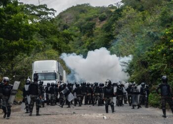 Fuerzas de seguridad de Guatemala reprime y dispersa caravana migrante que busca ir a EEUU