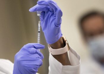 Reino Unido prohíbe vuelos de Sudamérica por variante de coronavirus en Brasil