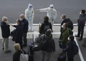 Expertos: China, OMS respondieron muy lento al coronavirus