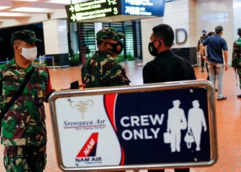 Desaparece avión en Indonesia con 62 personas a bordo