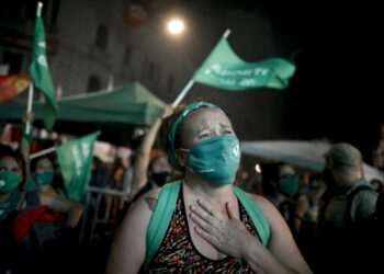 Fernández promulga ley que legaliza el aborto en Argentina
