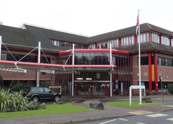 Inglaterra inicia tercera cuarentena; durará al menos seis semanas