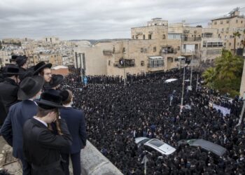 Israel: Ultraortodoxos en funeral violan normas por virus