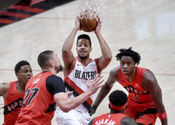 Blazers gana 112-111 a Raptors con canasta de McCollum