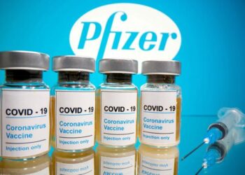 Reino Unido trabaja con Pfizer, AstraZeneca para aumentar suministros de vacunas
