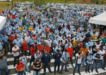 Miles de trabajadores protestan contra cierre de fábricas de Ford en Brasil