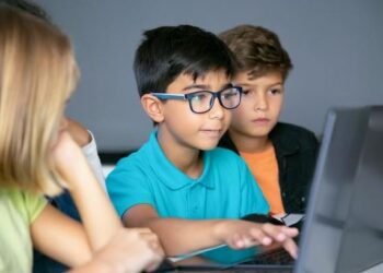 El exceso de uso de computadoras afecta severamente la visión