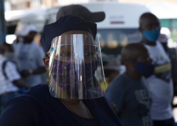 Sudáfrica reimpone restricciones para frenar la pandemia