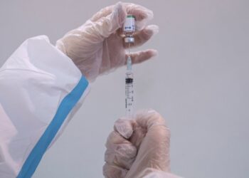 Muere por COVID-19 voluntaria en ensayo de vacuna de china Sinopharm en Perú