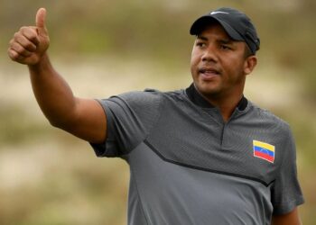 Vegas contrae COVID-19 y se retira de torneo en Hawái