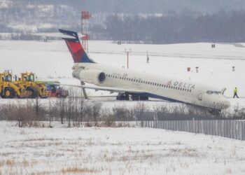 Avión se sale de la pista de rodaje del aeropuerto de Pittsburgh, sin heridos