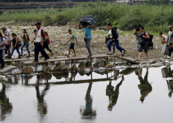 Colombia pide recursos para vacunar a migrantes venezolanos