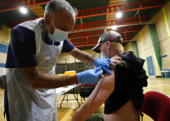 Gran Bretaña probará combinar vacunas contra COVID-19