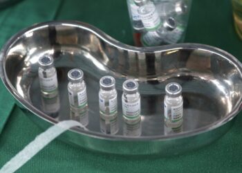 Renuncia ministra de Salud de Perú por caso de vacuna china