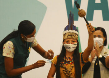 Indígenas le temen a la vacuna contra el Covid-19 en Brasil