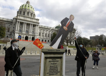 Trump nuevamente en el centro de la escena, pero sin voz