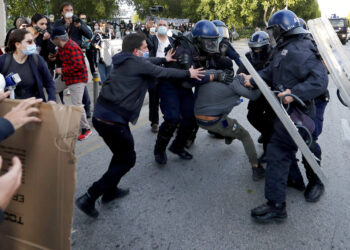 Cañones de agua y arrestos durante protesta en Chipre