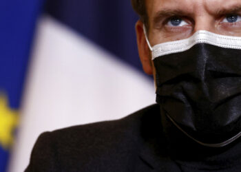 Macron pide intensificar esfuerzo mundial en vacunas Covid