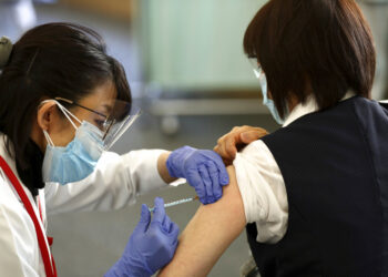 Japón arranca campaña de vacunación contra COVID-19