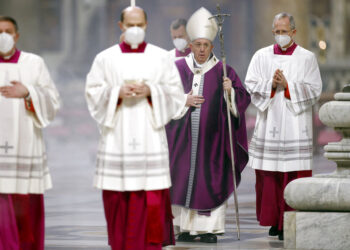 Vaticano podría despedir a quien rechace vacuna para COVID