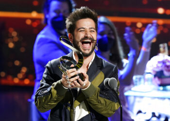 Bad Bunny y Camilo triunfan en Premio Lo Nuestro