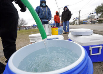 Vuelve la electricidad a Texas, pero falta agua potable