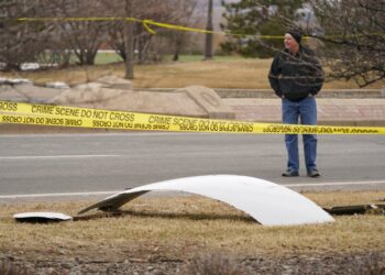 Escombros caen del avión durante un aterrizaje de emergencia cerca de Denver