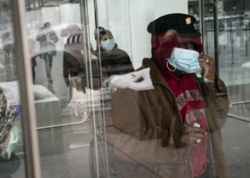 Los expertos advierten contra las variantes de Covid-19 a medida que los estados reabren