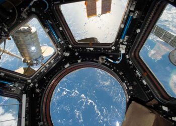 Astronautas preparan la EEI para la instalación de nuevas placas solares