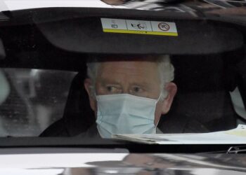 El príncipe Carlos visita al príncipe Felipe de 99 años en el hospital