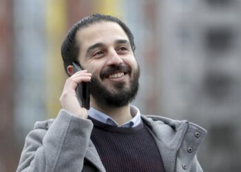 Refugiado sirio busca una banca en el Parlamento alemán