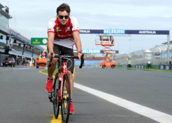Fernando Alonso sufrió accidente mientras conducía una bicicleta