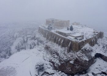 Rara nevada cubre Atenas; demora servicios y vacunas COVID-19