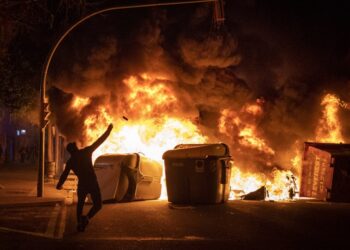 España arresta a 80 personas en tres noches de disturbios por el encarcelamiento del rapero