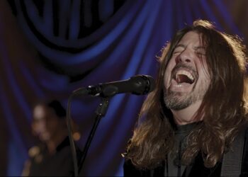 Foo Fighters se divierten en “Medicine at Midnight”