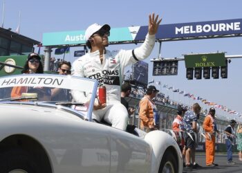 Hamilton renueva por un año con Mercedes