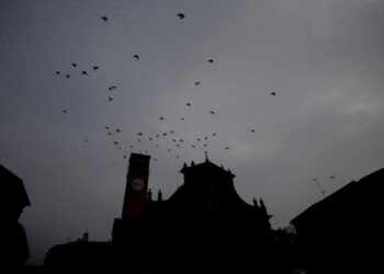 Con el corazón arrugado, italianos celebran un año del brote de Covid-19