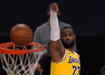 Lakers vence al Thunder en prórroga y encadena quinto triunfo
