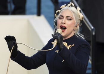 Disparan al paseador de perros de Lady Gaga, roban bulldogs franceses en Los Ángeles