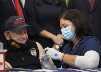 Hispanos enfrentan barreras para obtener vacuna de COVID-19 en EE.UU