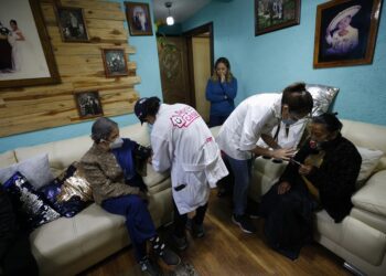 Vacunas chinas y rusas contra COVID-19 en camino a México