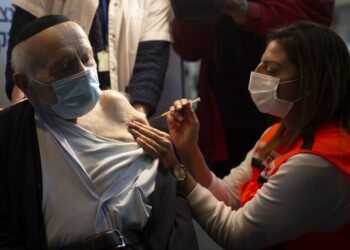 Estados Unidos no arrestará a inmigrantes en centros de vacunación