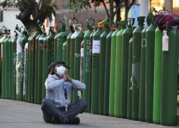 Familiares de enfermos por COVID-19 en Perú sufren para conseguir oxígeno