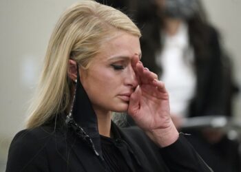 Paris Hilton dice que sufrió abusos en internado de Utah