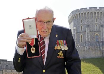 Hospitalizan a veterano británico de 100 años con COVID-19