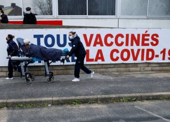 Francia comienza aplicación de vacunas COVID-19 de AstraZeneca