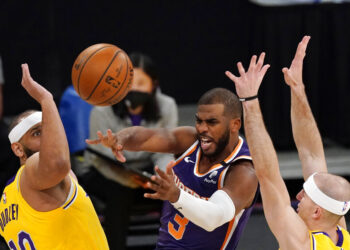 Suns superan expulsión de Booker, derrotan a Lakers 114-104
