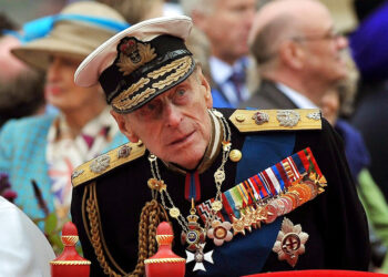 Príncipe Felipe regresa a hospital privado